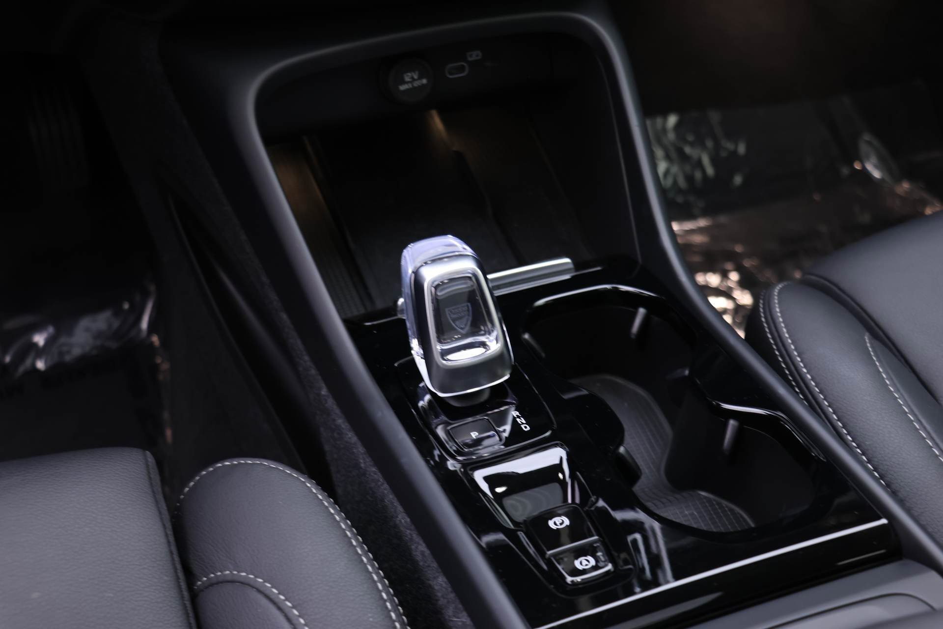 Certified 2024 Volvo XC40 B5 Plus image 16