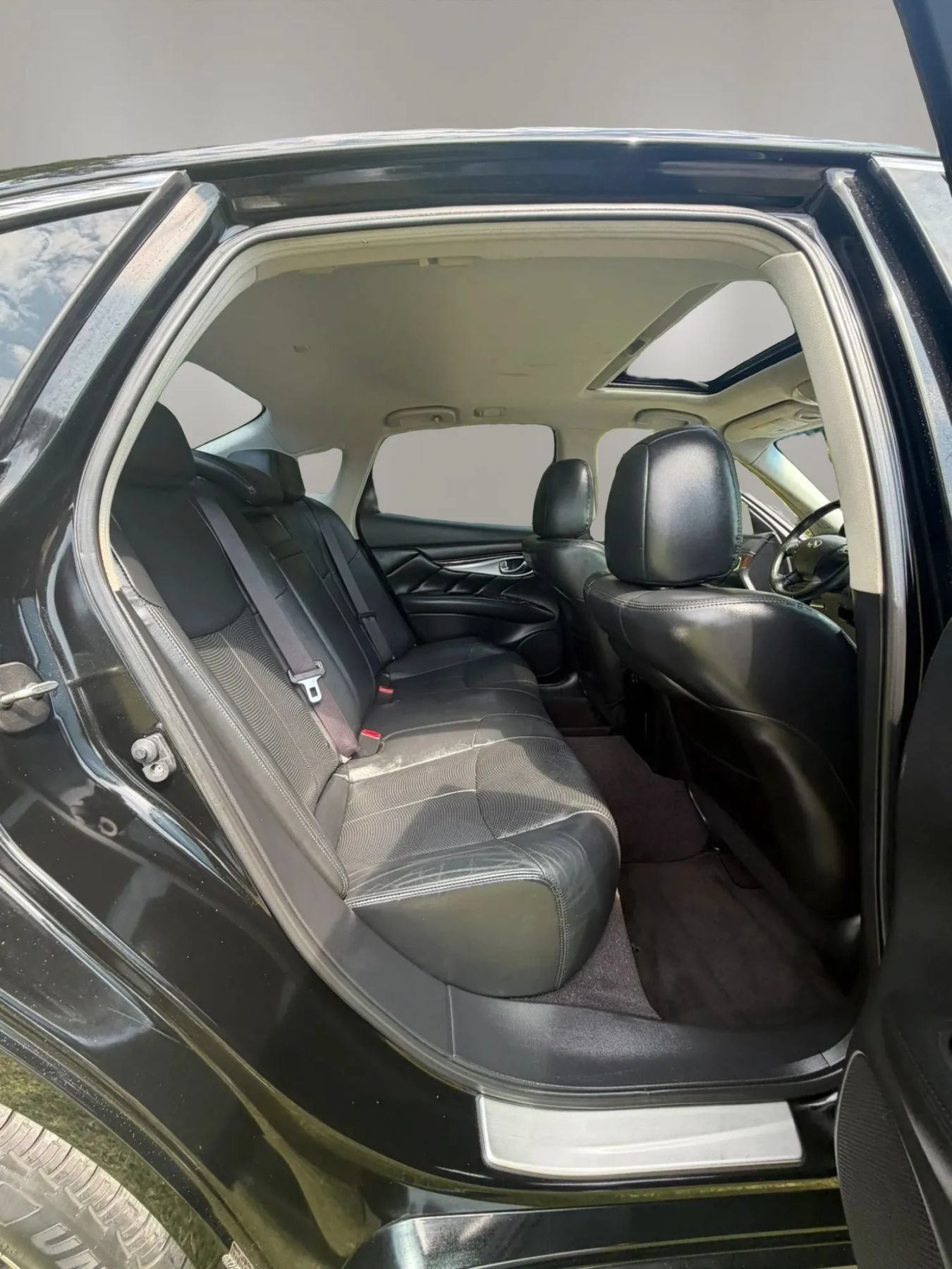 Used 2015 INFINITI Q70 3.7 RWD image 12