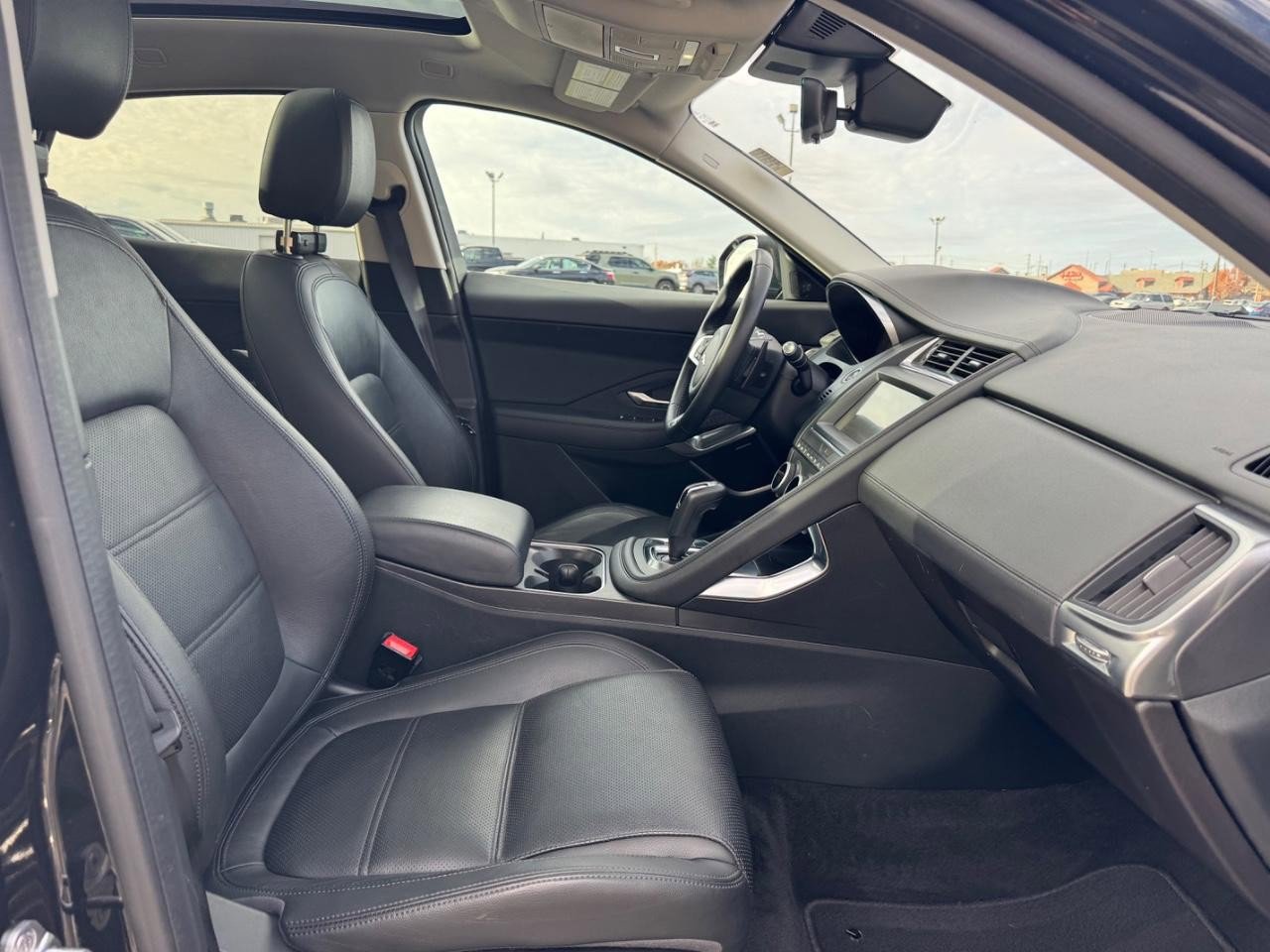Used 2020 Jaguar E-PACE SE image 17
