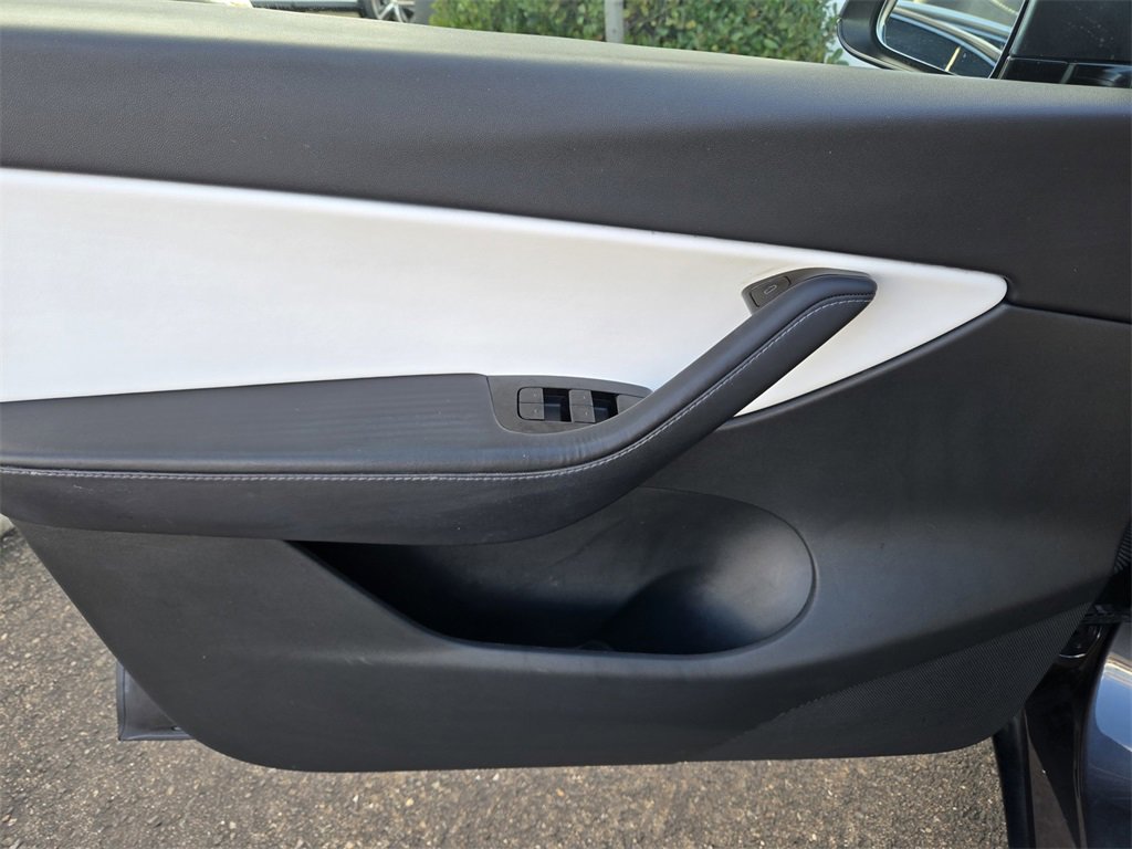 Used 2021 Tesla Model Y Long Range image 16