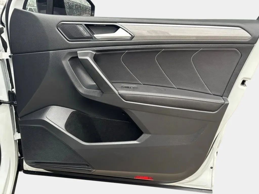 Used 2024 Volkswagen Tiguan SE R-Line image 29