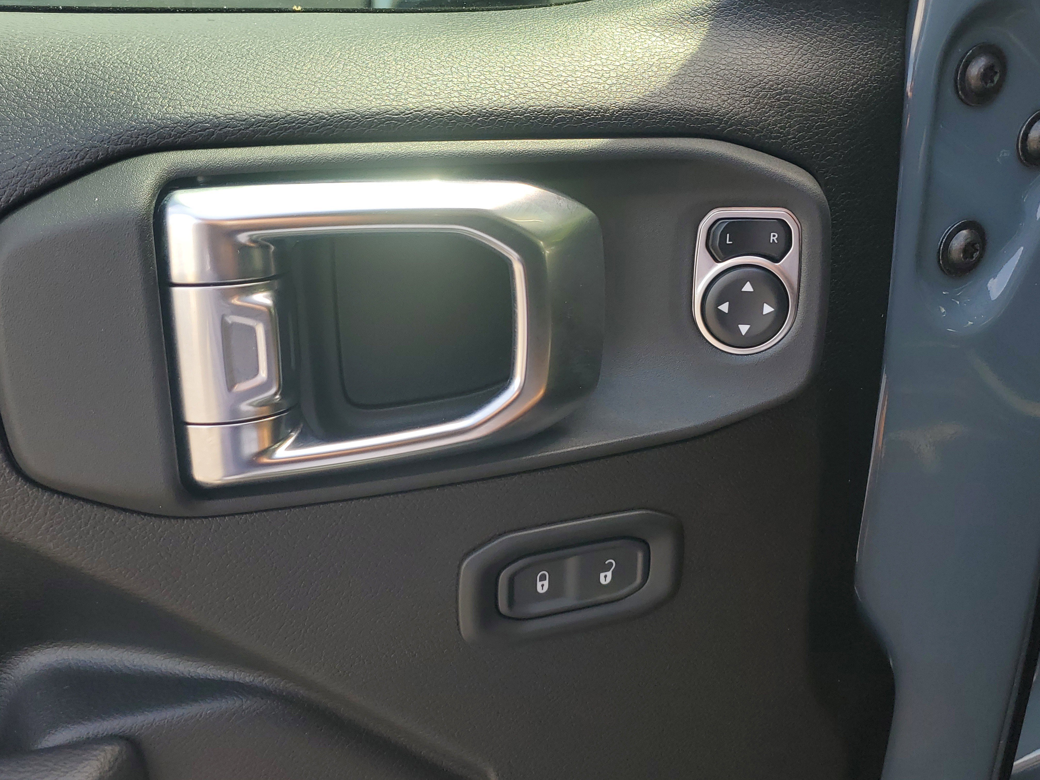 Used 2025 Jeep Gladiator Mojave AWD/4WD image 14