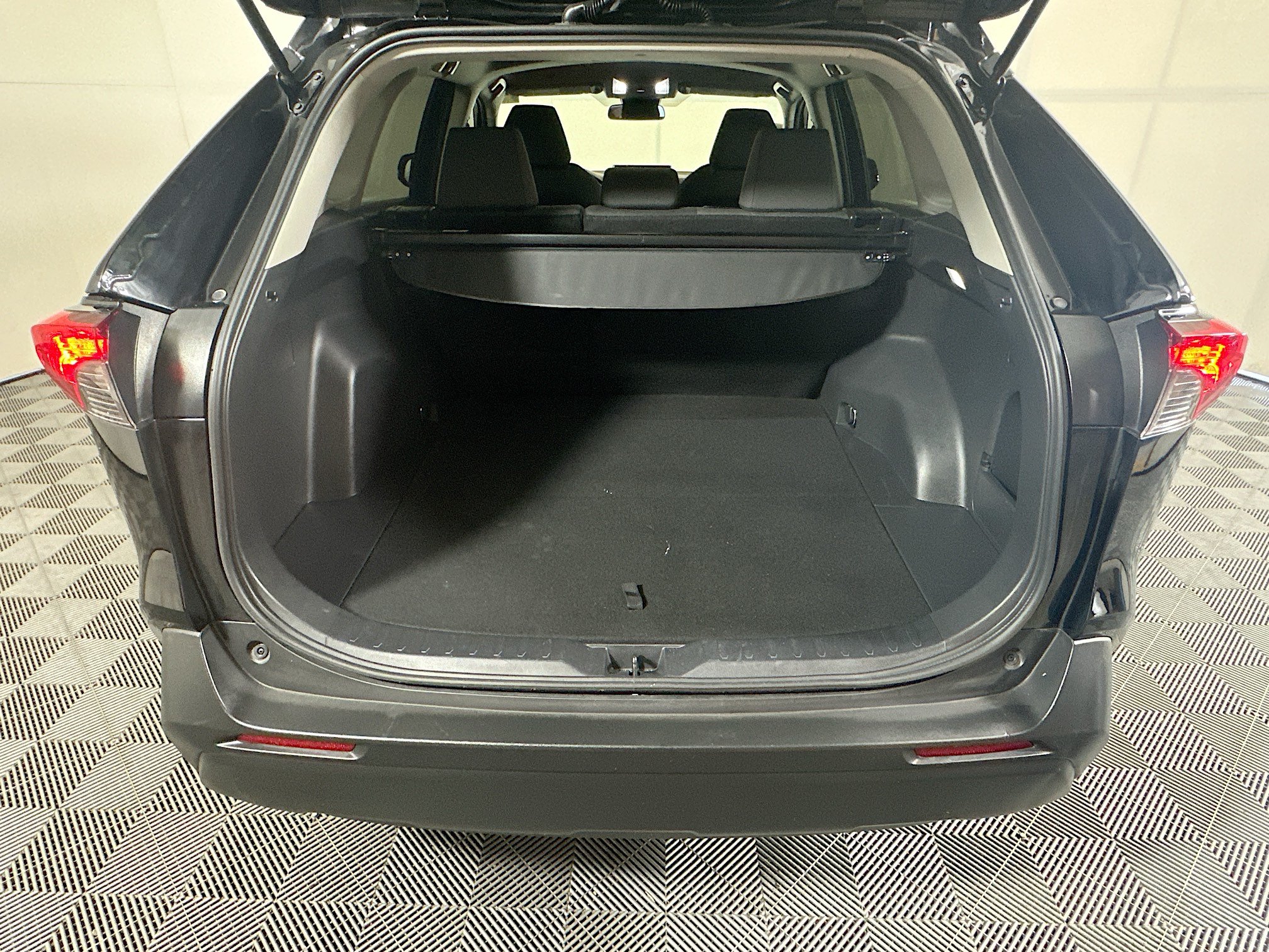 Used 2024 Toyota RAV4 XLE FWD image 31