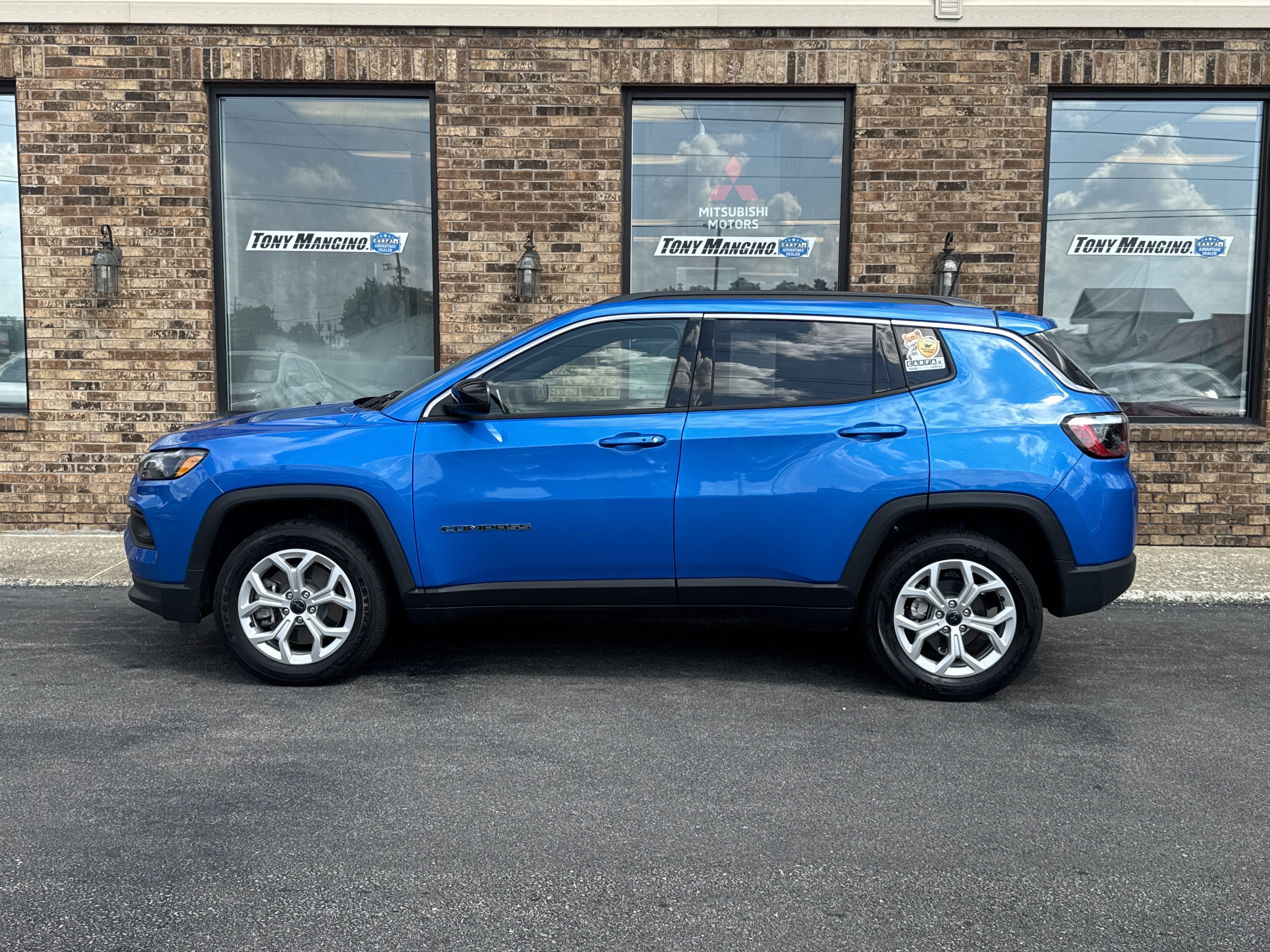 Used 2025 Jeep Compass Latitude AWD/4WD image 2