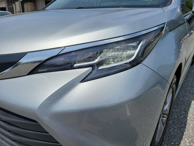 Used 2022 Toyota Sienna XLE FWD image 16