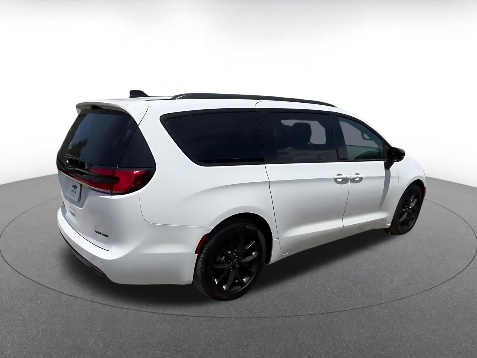 Used 2025 Chrysler Pacifica Limited FWD image 16