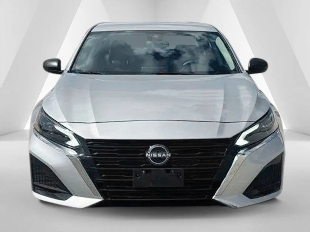 Used 2024 Nissan Altima 2.5 SV FWD image 2