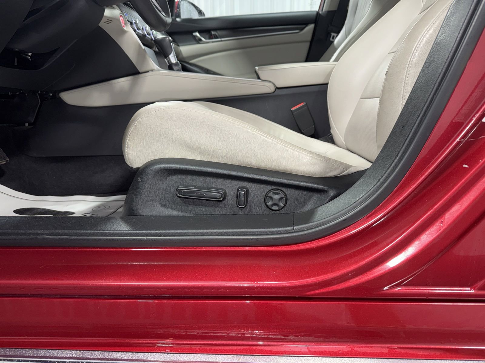 Used 2018 Honda Accord Touring image 19