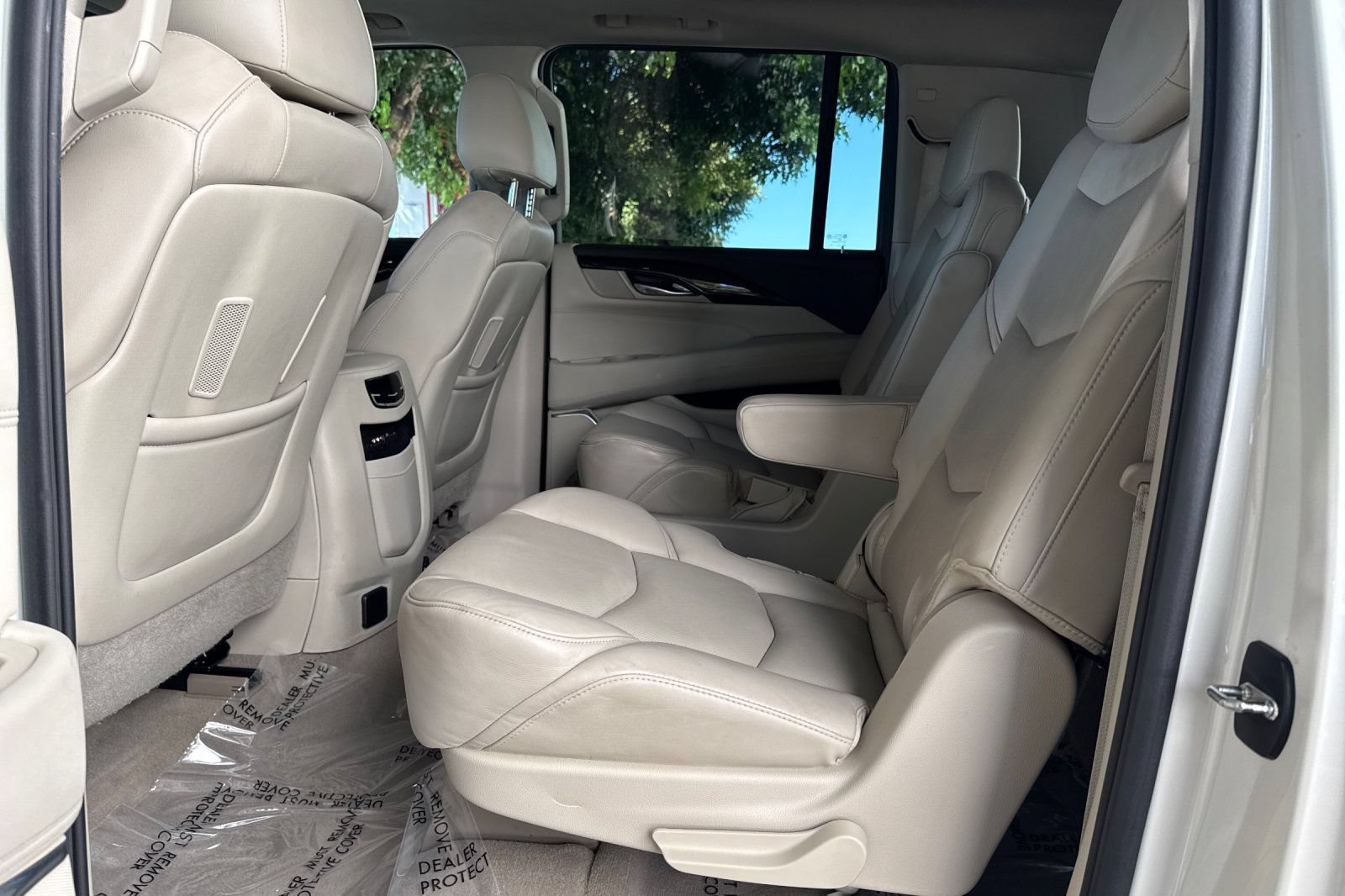 Used 2015 Cadillac Escalade ESV Luxury AWD/4WD image 12