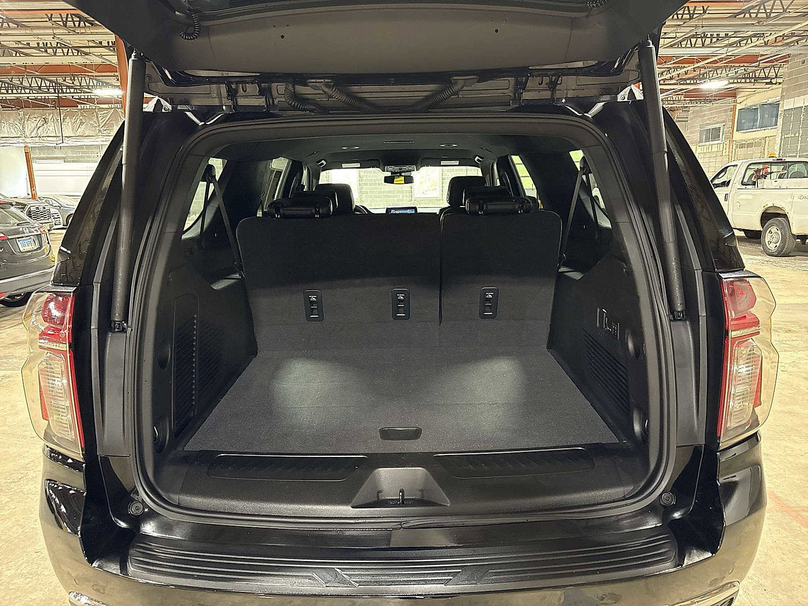 Used 2023 Chevrolet Suburban LT w/ Luxury Package AWD/4WD image 11