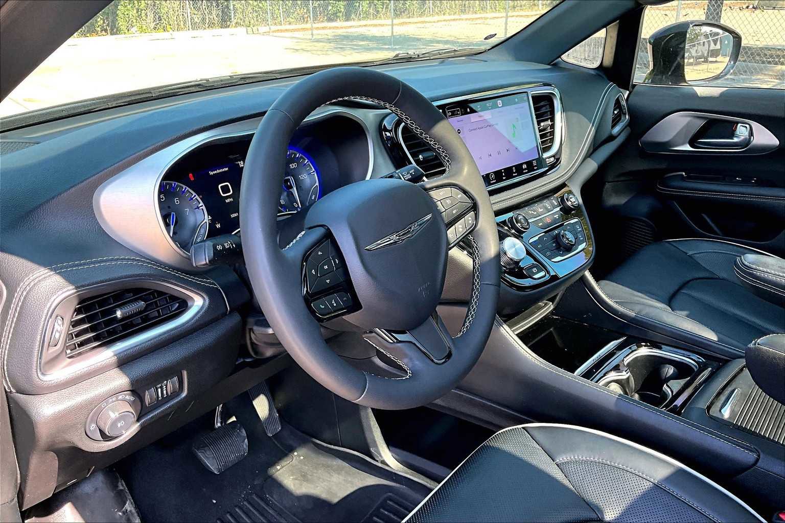 Used 2023 Chrysler Pacifica Limited w/ S Appearance Package image 18