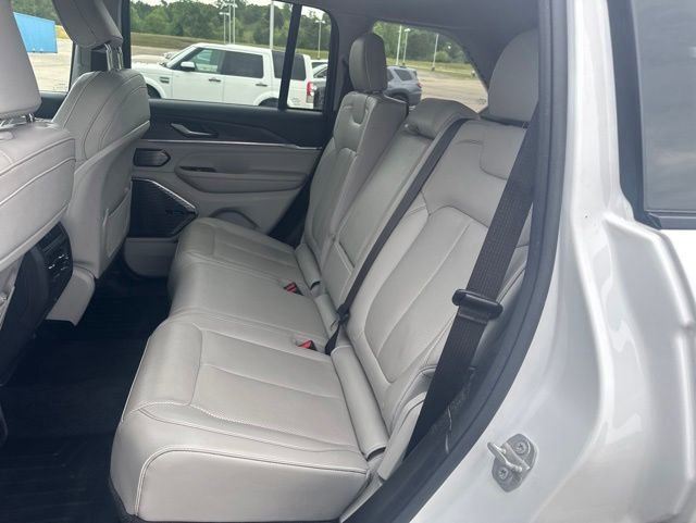 Used 2022 Jeep Grand Cherokee Overland RWD image 16