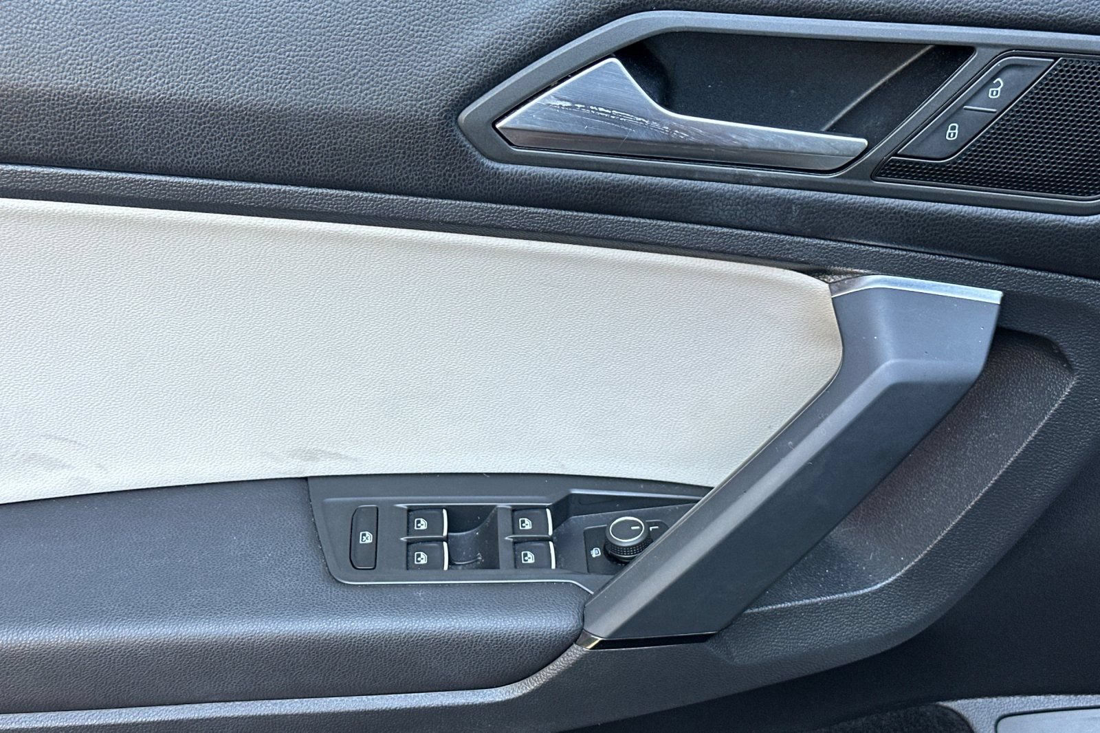 Used 2019 Volkswagen Tiguan SEL w/ 3rd Row Seat Package AWD/4WD image 14