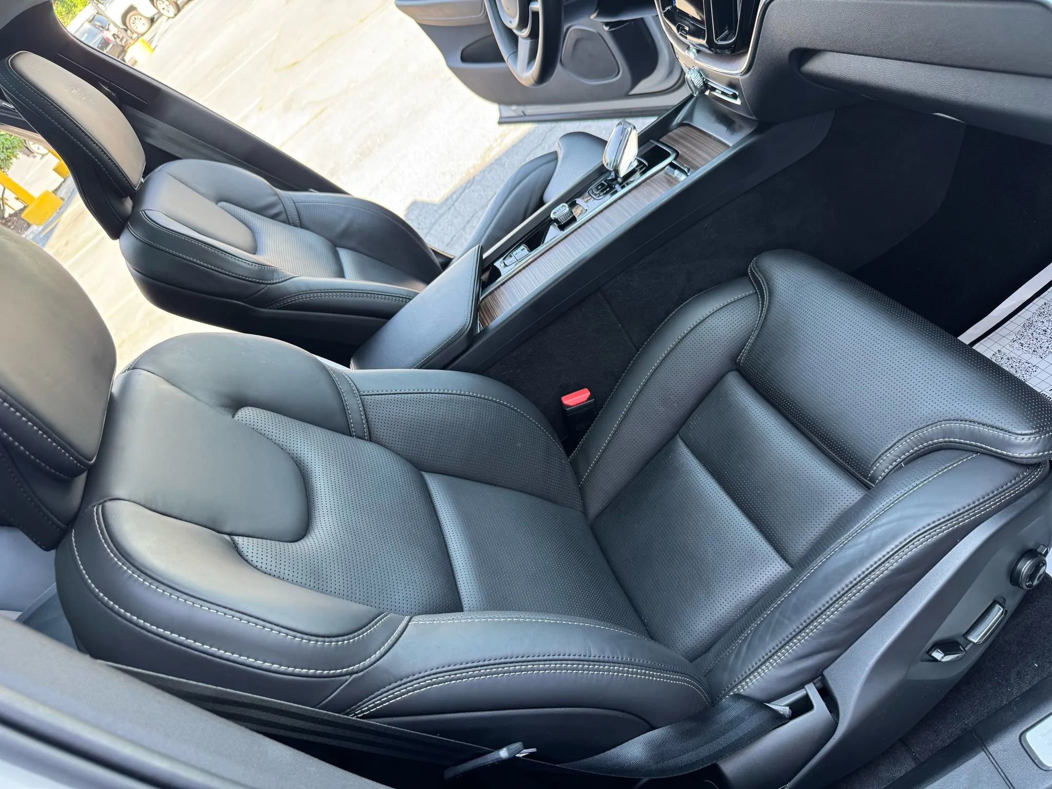 Used 2023 Volvo XC60 B5 Ultimate w/ Climate Package image 15