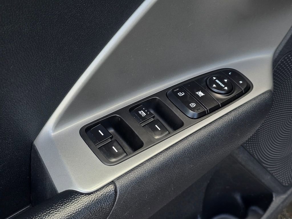 Used 2017 Kia Niro LX image 25