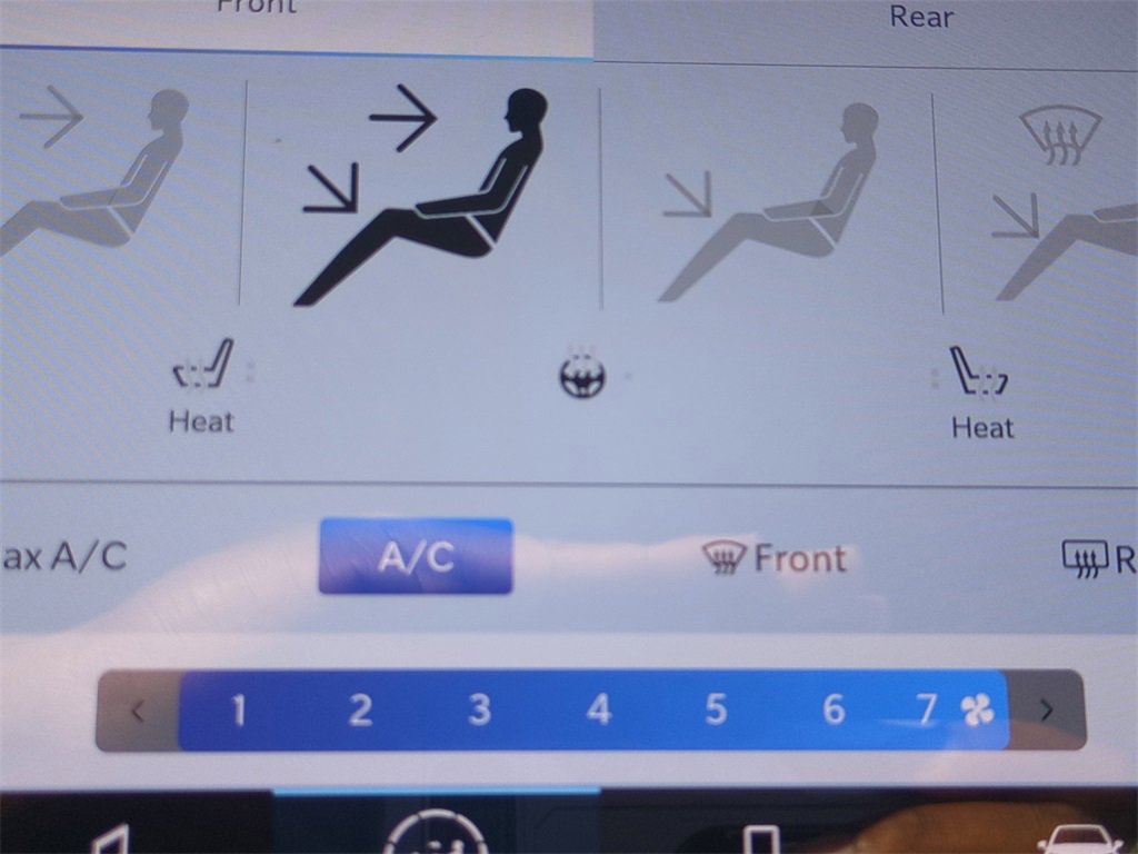 Used 2024 Chrysler Pacifica Touring-L image 25