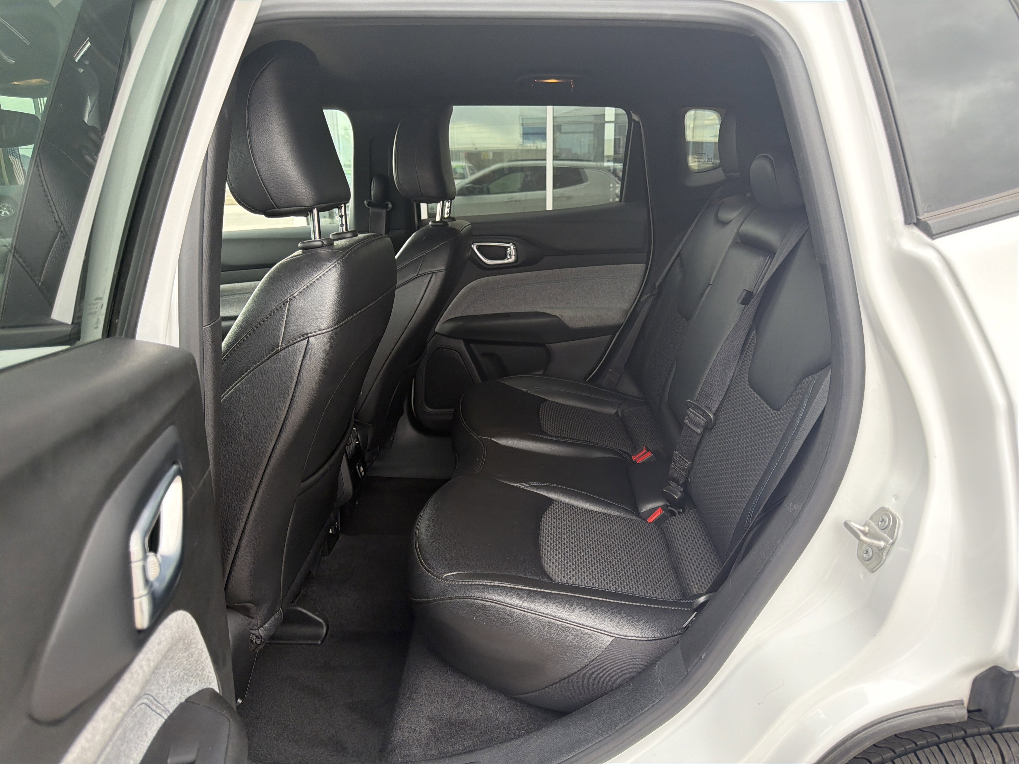 Used 2024 Jeep Compass Latitude image 9