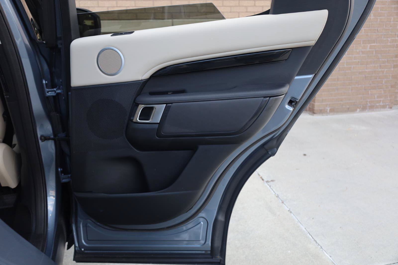 Used 2019 Land Rover Discovery SE AWD/4WD image 27