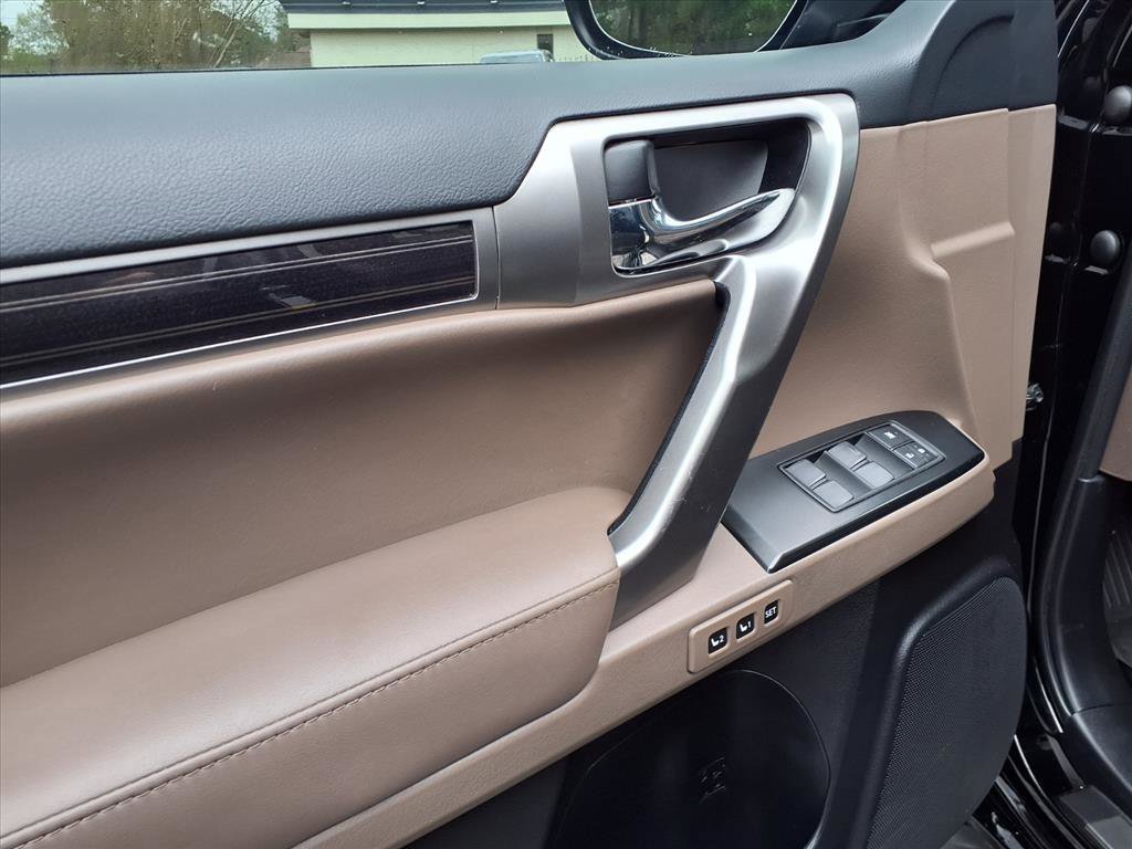 Used 2022 Lexus GX 460 Premium w/ Accessory Package image 9
