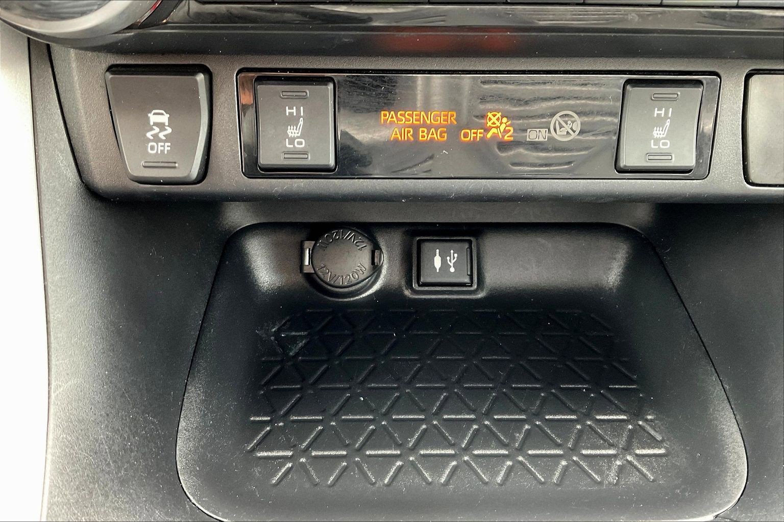 Used 2019 Toyota RAV4 XLE AWD/4WD image 16