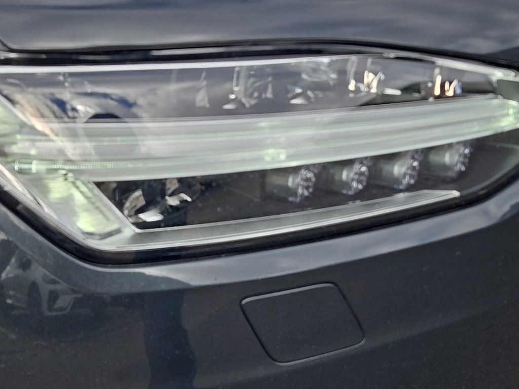 Used 2021 Volvo XC90 T6 Momentum w/ Climate Package image 3