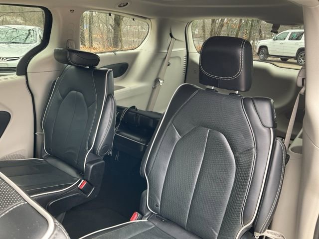Used 2024 Chrysler Pacifica Limited image 16
