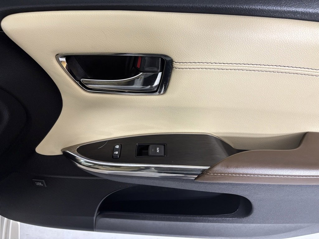 Used 2015 Toyota Avalon Limited image 12