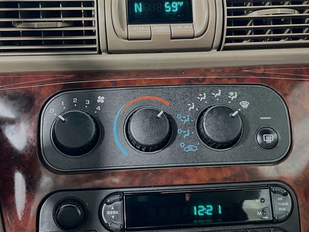 Used 2002 Chrysler Sebring LXi image 16