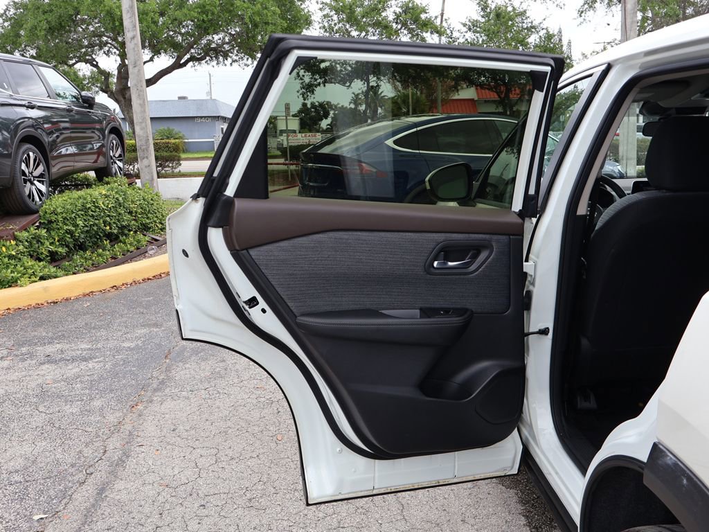 Used 2023 Nissan Rogue SV FWD image 21
