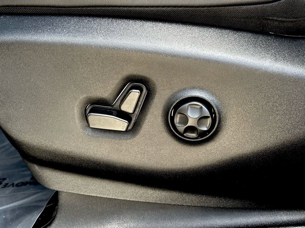 Used 2025 Chrysler Pacifica Select image 12