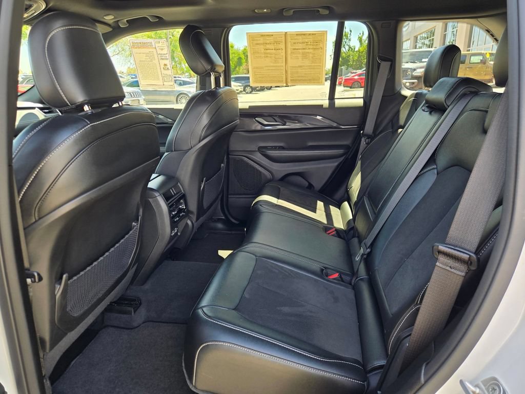 Used 2023 Jeep Grand Cherokee Altitude AWD/4WD image 10