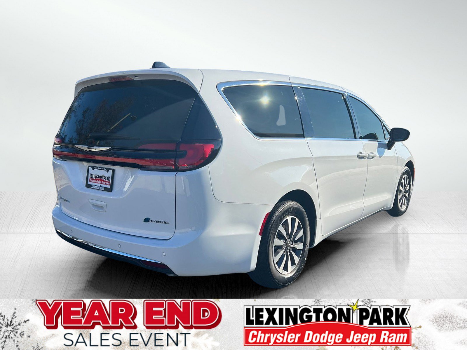 Used 2024 Chrysler Pacifica Select w/ Uconnect Theater Family Group image 8