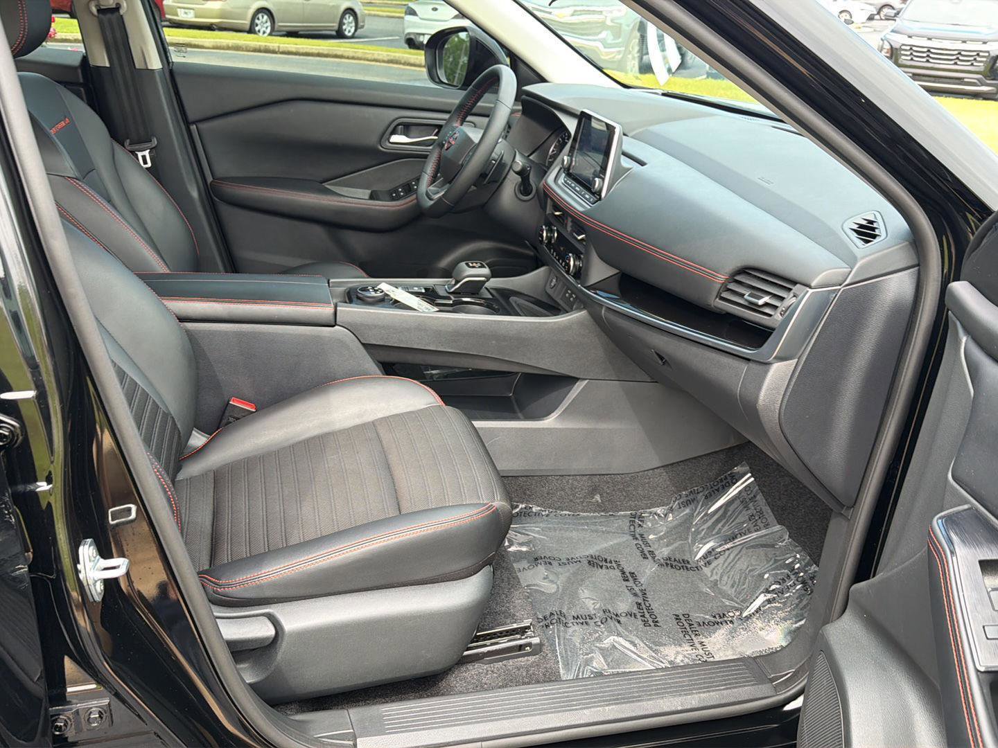 Used 2025 Nissan Rogue SV AWD/4WD image 13