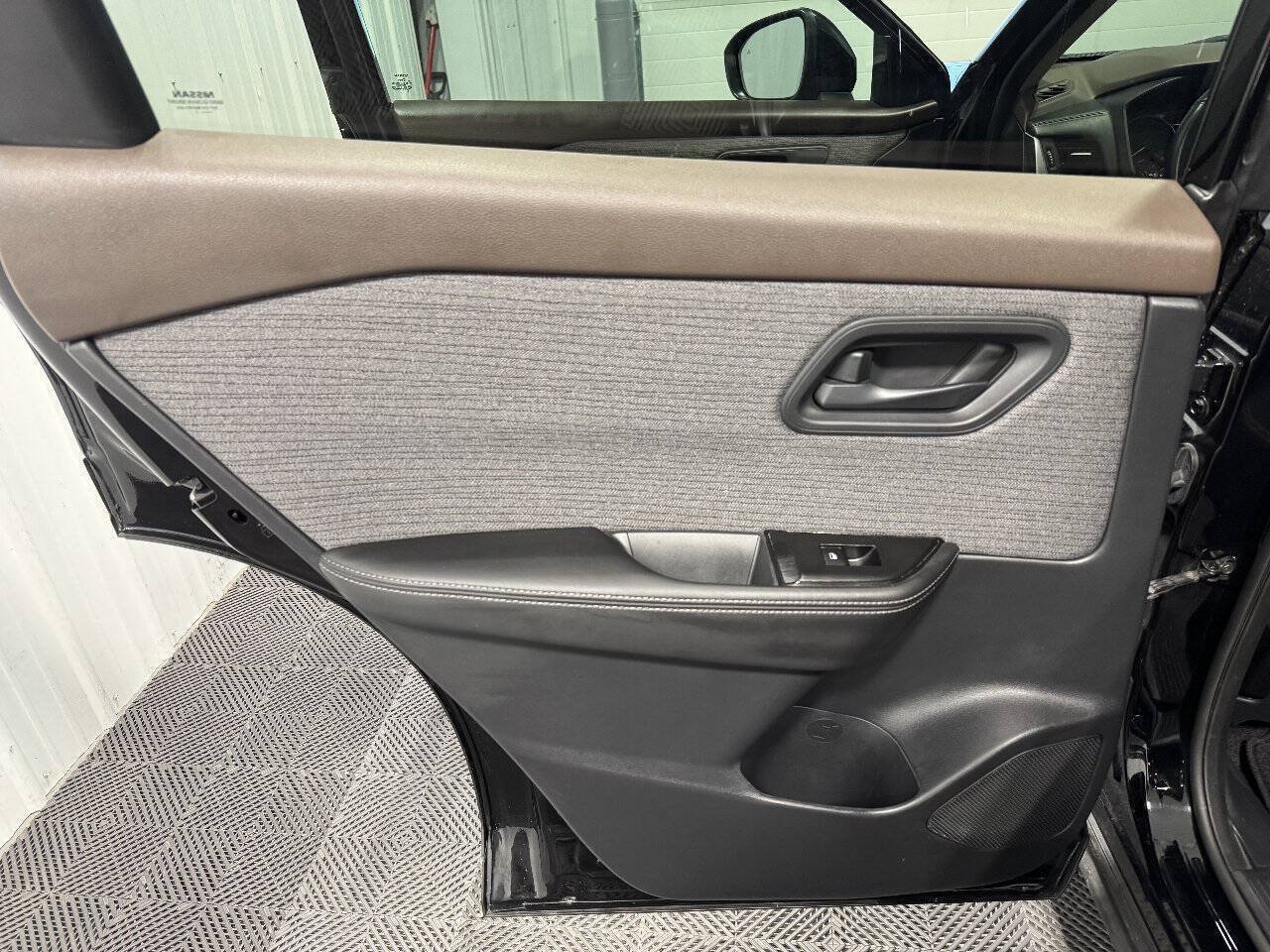 Used 2021 Nissan Rogue S AWD/4WD image 11