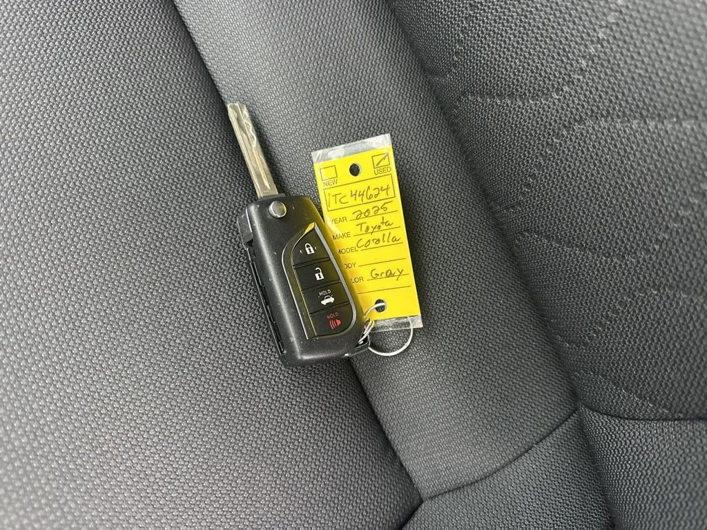 Used 2025 Toyota Corolla LE image 29