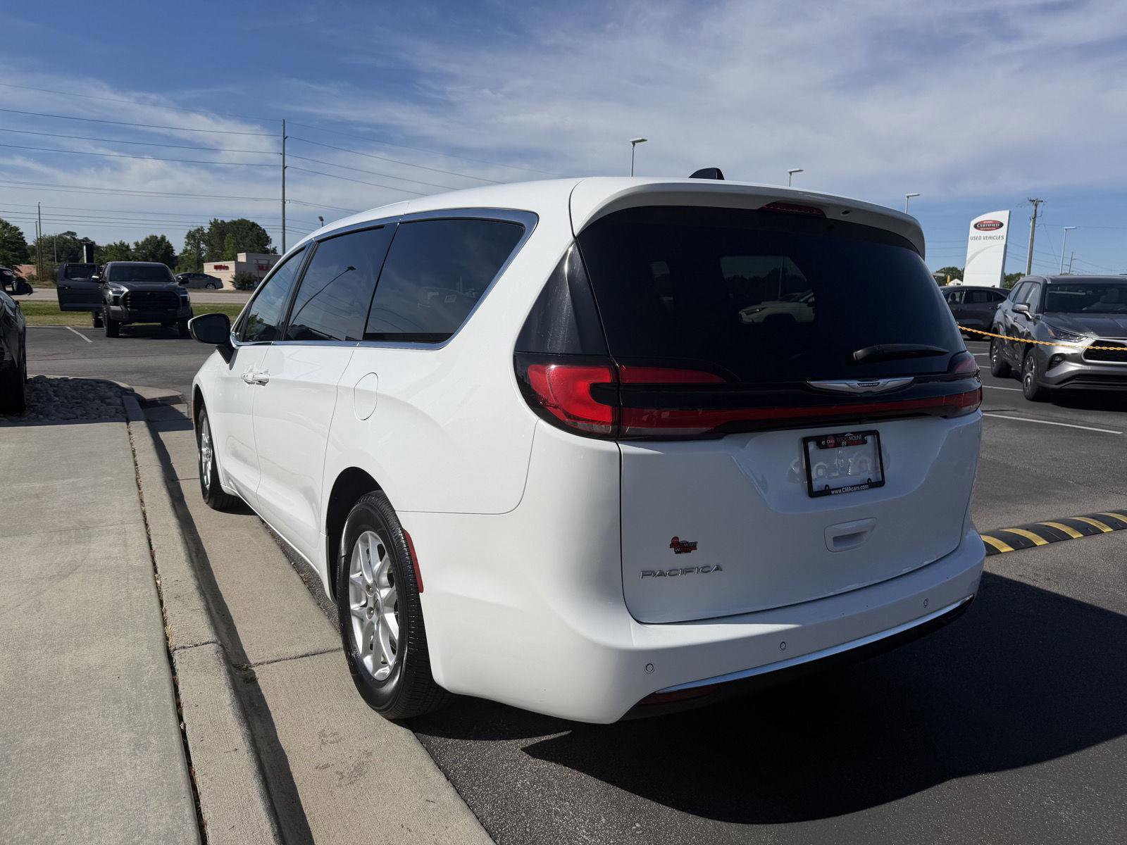 Used 2023 Chrysler Pacifica Touring-L FWD image 5