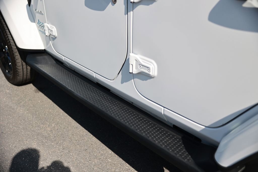 Used 2022 Jeep Wrangler Unlimited Sahara AWD/4WD image 15