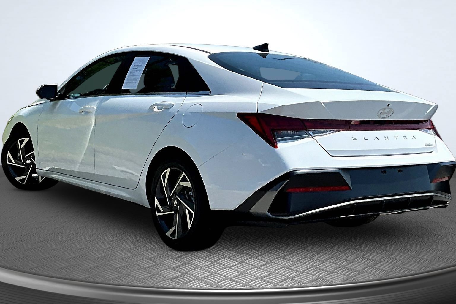 Used 2025 Hyundai Elantra Limited FWD image 3