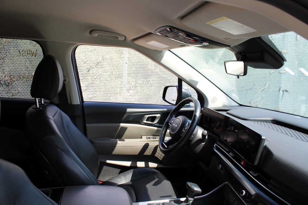 Used 2025 Kia Carnival FWD image 19