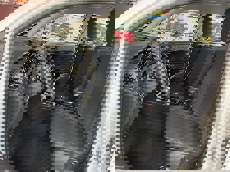 Used 2018 Ford Fiesta SE image 9