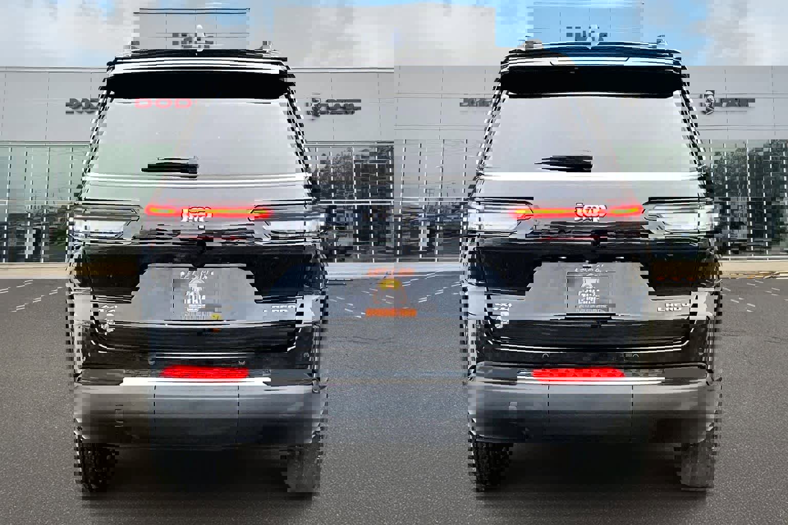 Used 2023 Jeep Grand Cherokee L Laredo image 5