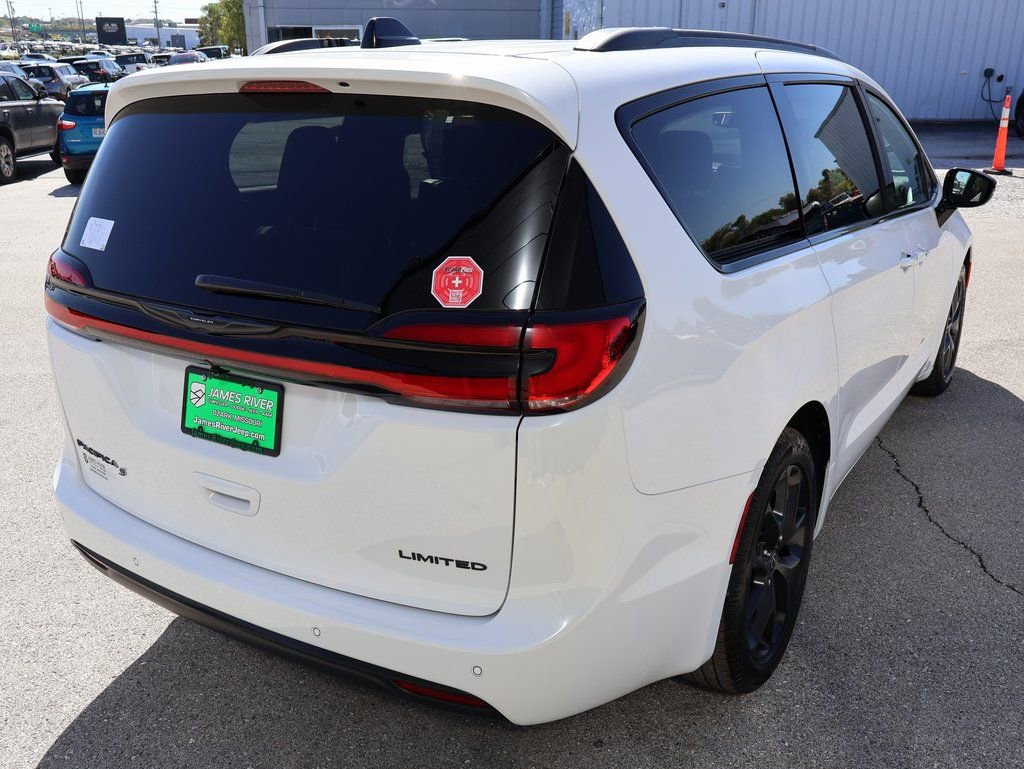New 2026 Chrysler Pacifica Limited w/ S Appearance Package FWD image 5