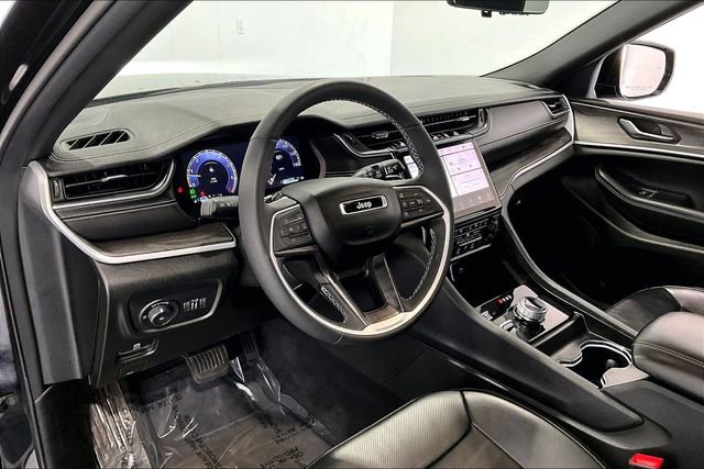 Used 2024 Jeep Grand Cherokee Limited w/ Luxury Tech Group II image 17