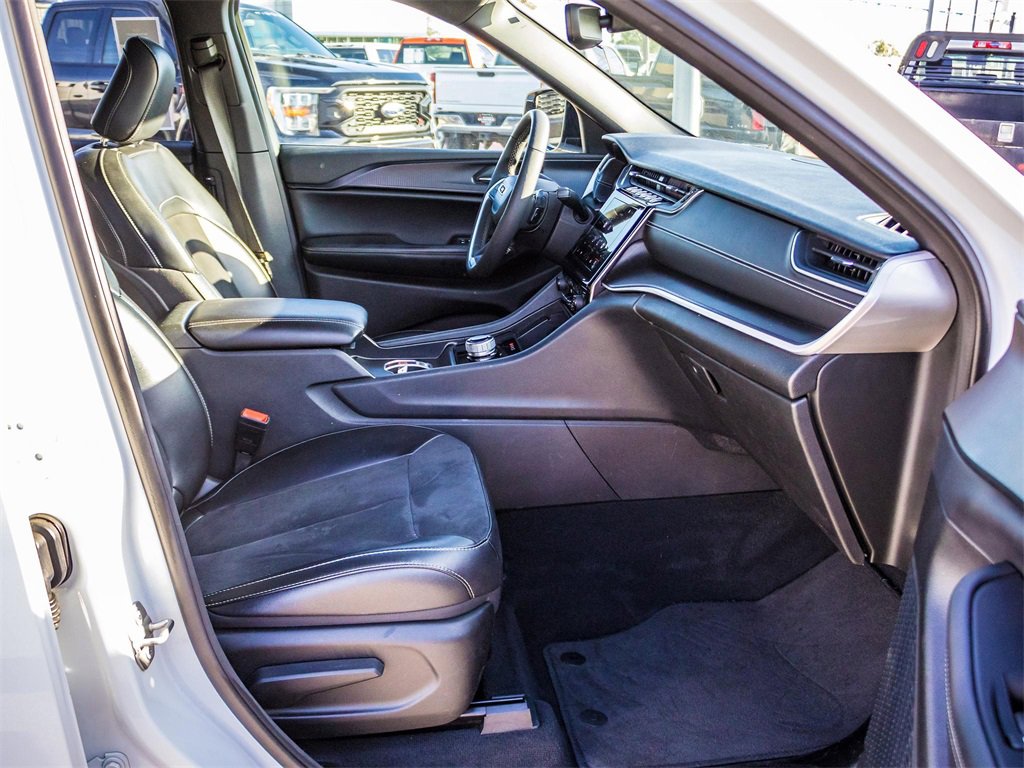 Used 2024 Jeep Grand Cherokee L Laredo image 12