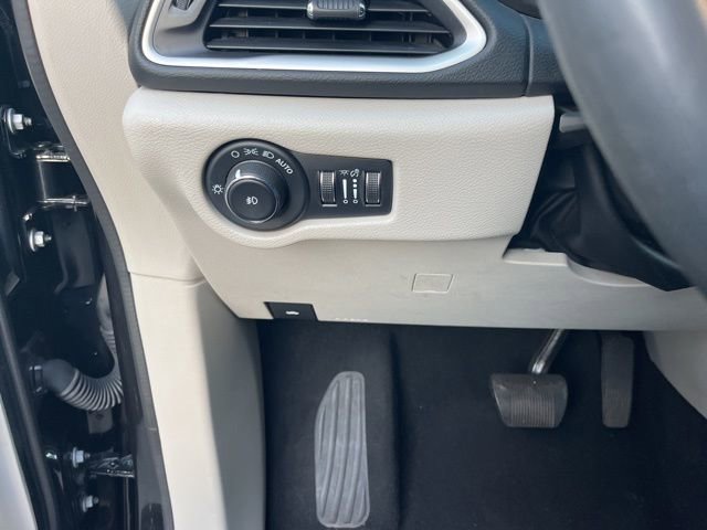 Used 2023 Chrysler Pacifica Touring-L image 33