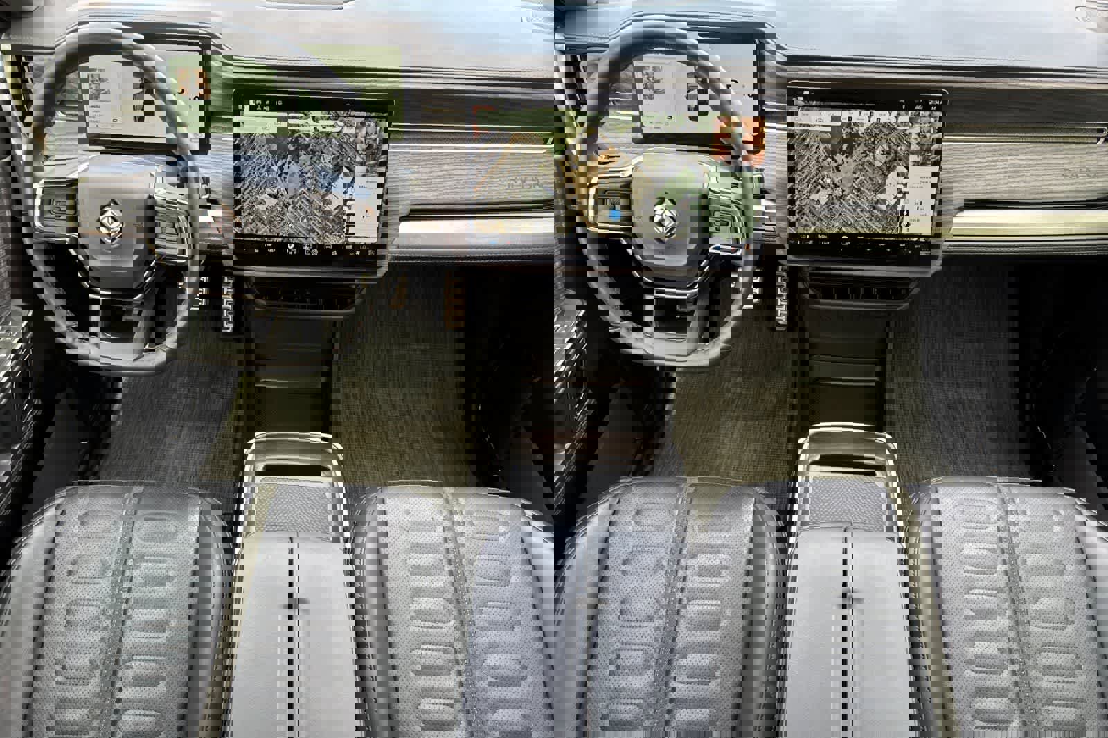 Used 2023 Rivian R1S Adventure image 3