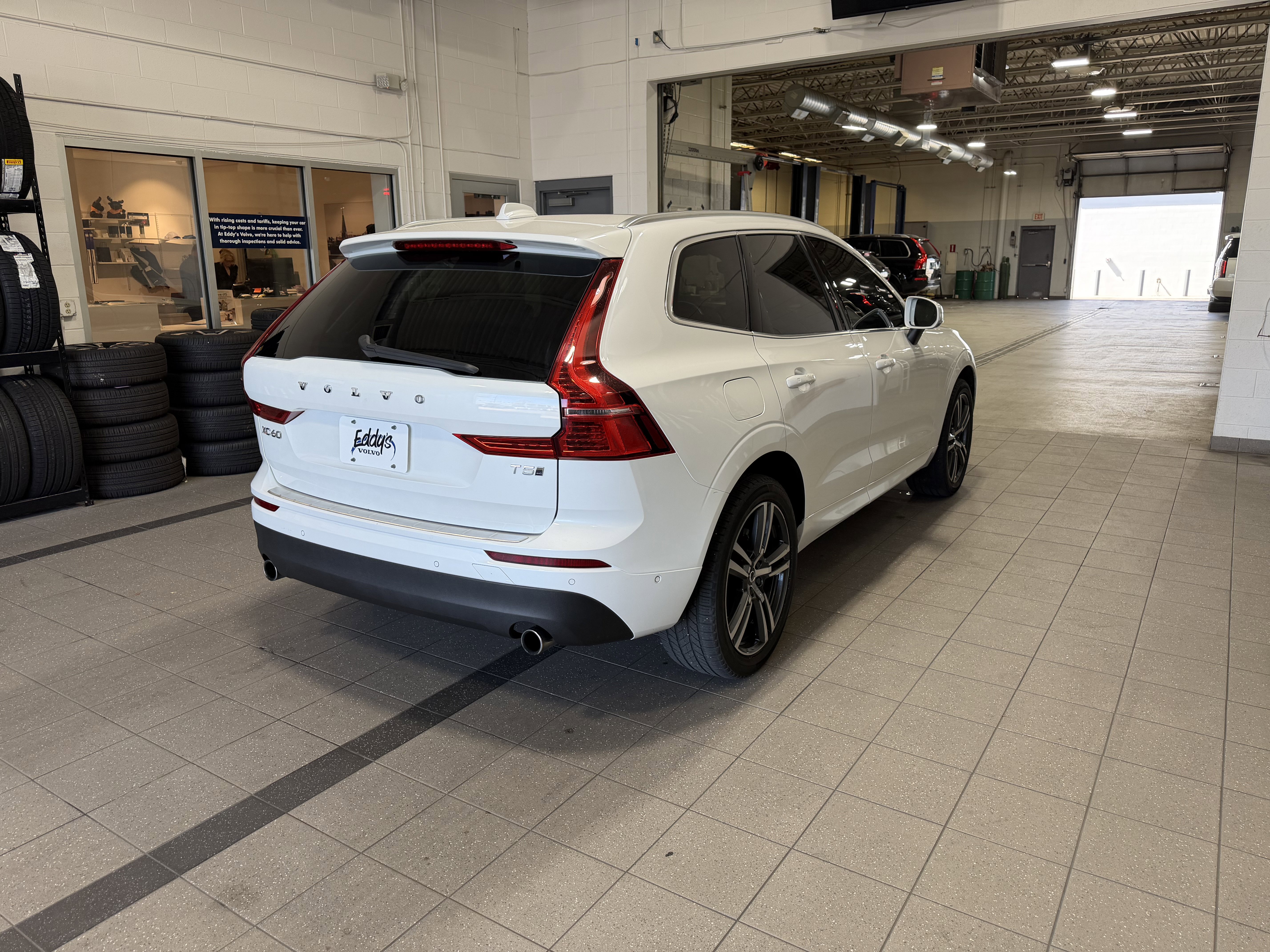 Used 2019 Volvo XC60 T5 Momentum w/ Multimedia Package image 9