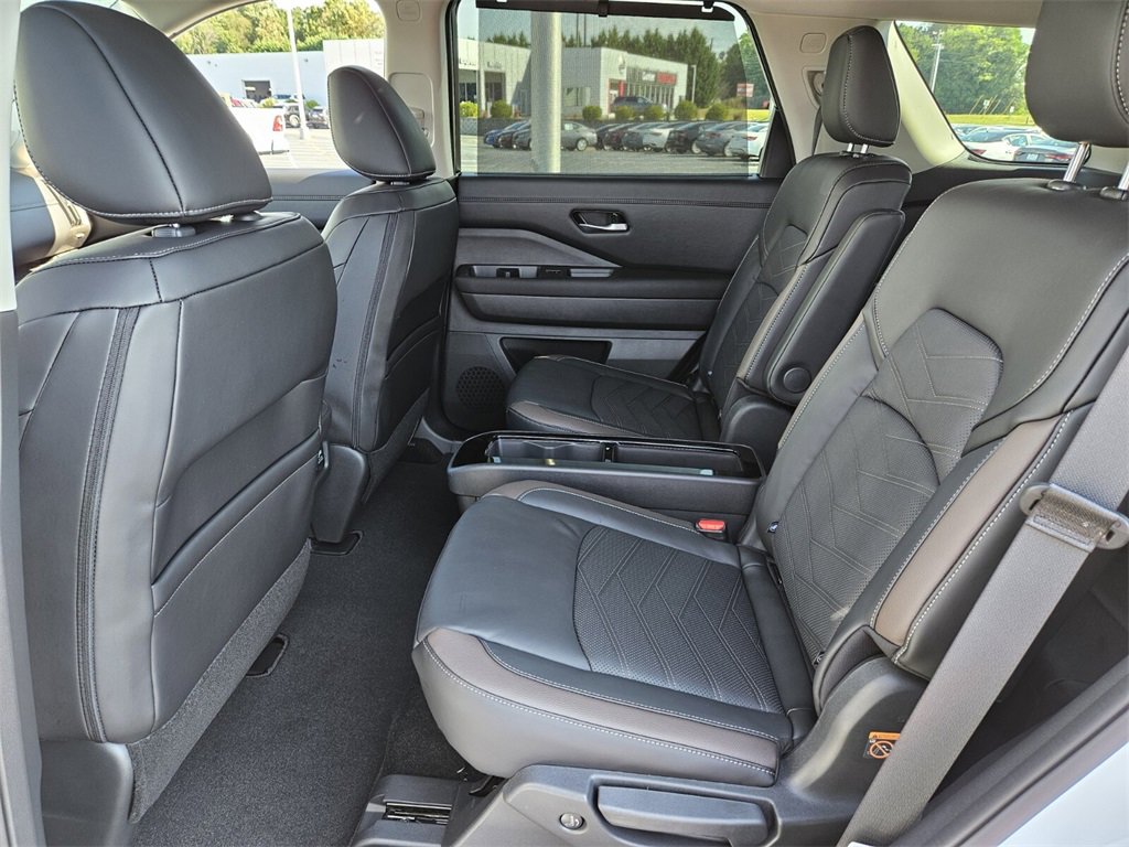 New 2025 Nissan Pathfinder Platinum image 5