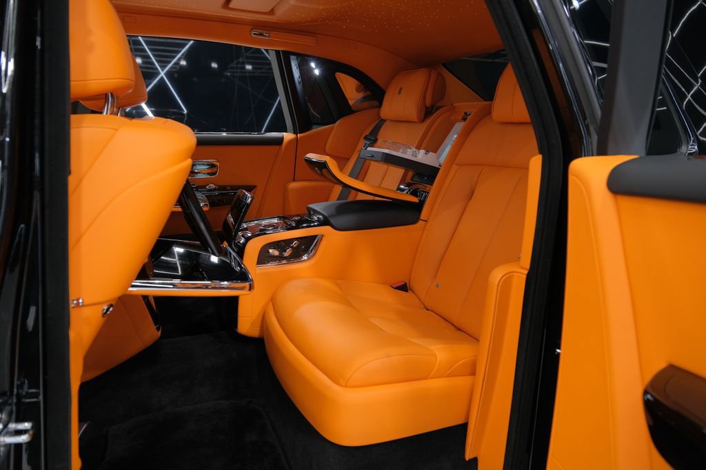 Used 2025 Rolls-Royce Phantom Sedan image 35