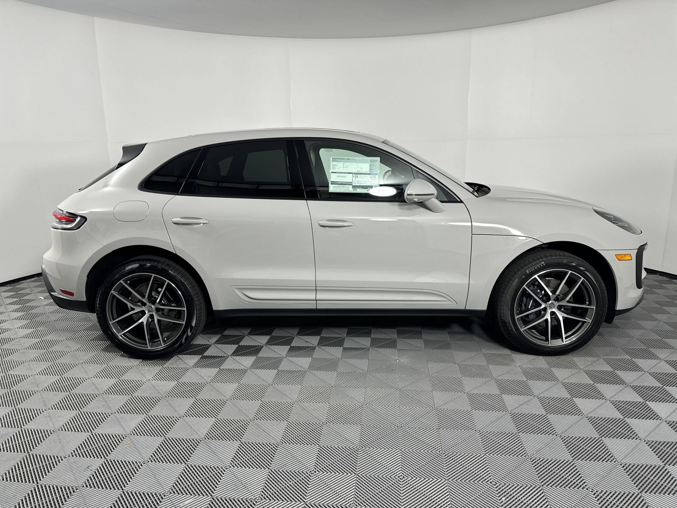 Certified 2025 Porsche Macan image 8